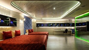 A modern hotel room with a large bed, a desk, and a bathroom. - Surreal Motel- XinJhung Branch (New Taipei City)