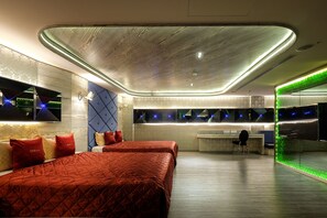 高级四人房, 多张床, 无烟房 | 迷你吧（备有免费物品）、特色家居、办公桌、遮�光窗帘