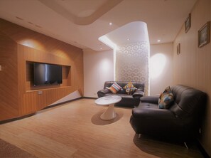 华丽双人房, 1 张特大床 | 迷你吧（备有免费物品）、特色家居、办公桌、遮光窗帘