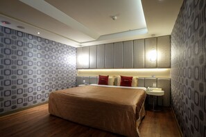 Deluxe-Doppelzimmer, 1 King-Bett | Kostenlose Minibar, individuell eingerichtet, Schreibtisch