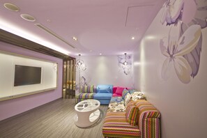 Premier Double Room, Non Smoking | Living area | 55-inch LCD TV with digital channels, TV - Surreal Motel- XinJhung Branch (New Taipei City)