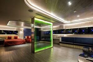Superior Quadruple Room, Multiple Beds, Non Smoking | Free minibar, individually furnished, desk, blackout curtains - Surreal Motel- XinJhung Branch (New Taipei City)
