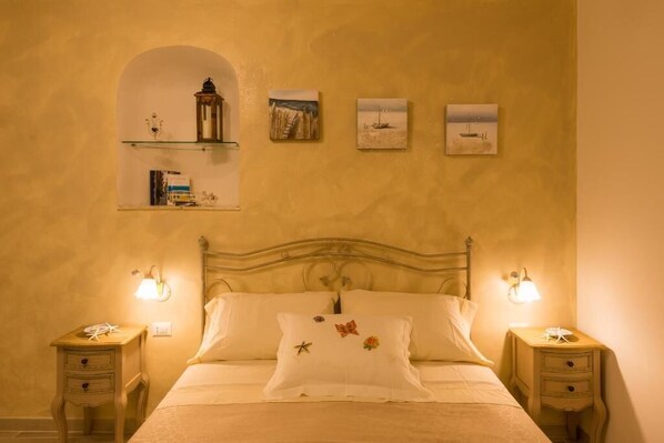 Desk, soundproofing, free WiFi, bed sheets