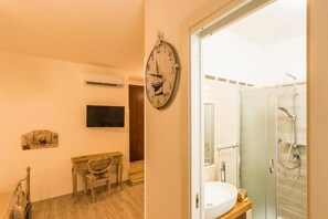 تجهيزات دش، مستلزمات مجانية للعناية الشخصية، مجففات شعر، مراحيض شطف