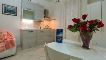 Studio (White) | Wohnbereich