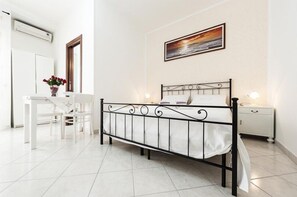 Estudio (White) | Escritorio, sistema de insonorización, wifi gratis y ropa de cama