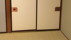 A room with tatami flooring and a sliding shoji door. - Hotel Kikuya (Kaminoyama)