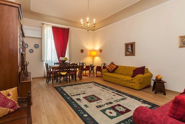 Appartement, 4 chambres | Salle de séjour