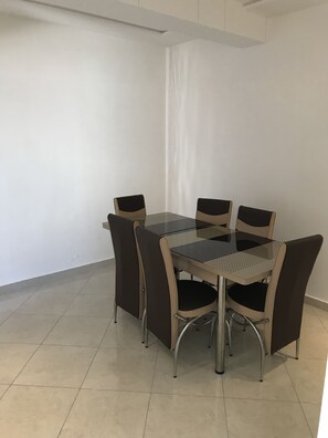 Deluxe Apartment, 3 Bedrooms, Balcony | In-room dining