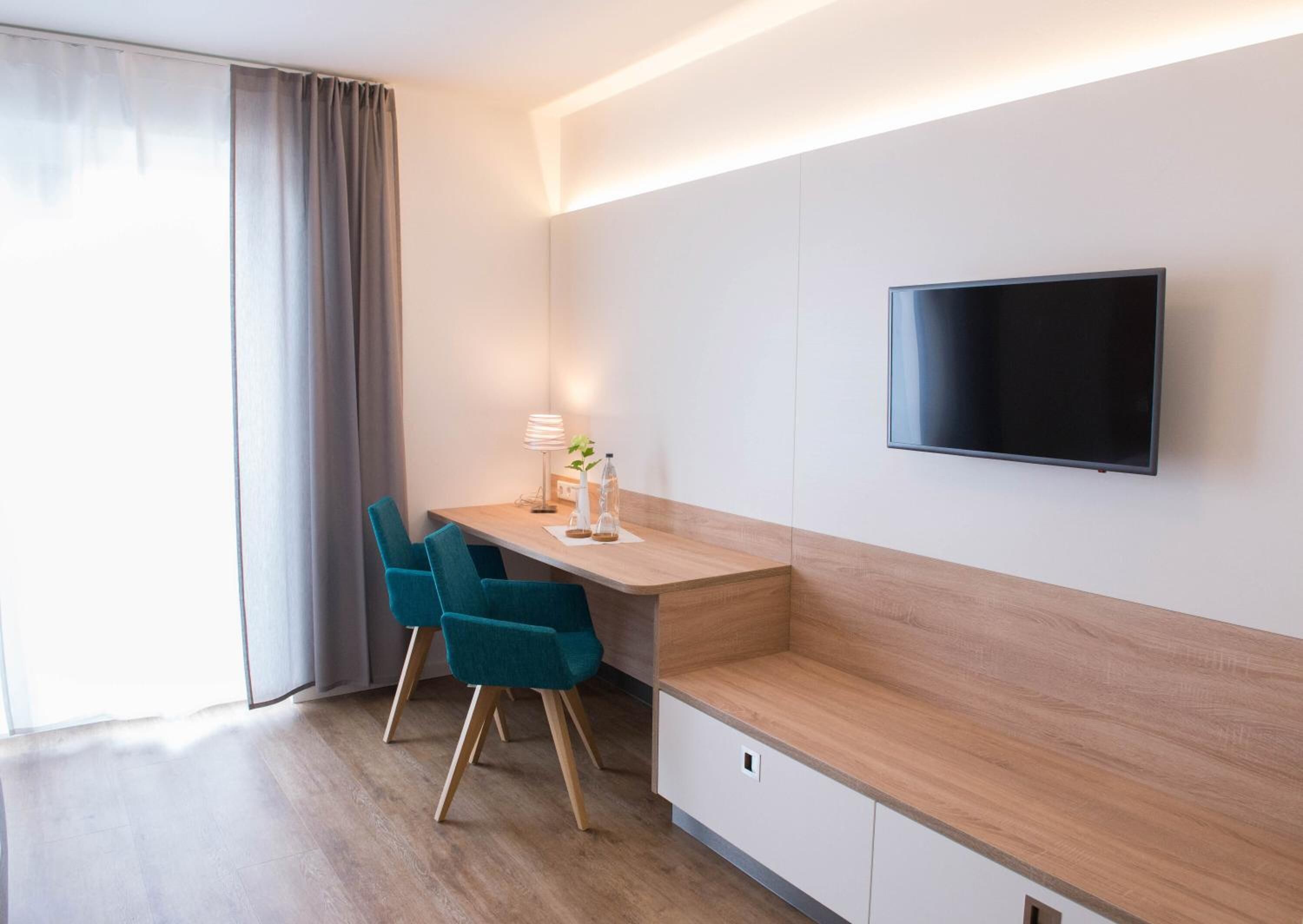 1 bedroom, desk, soundproofing, rollaway beds