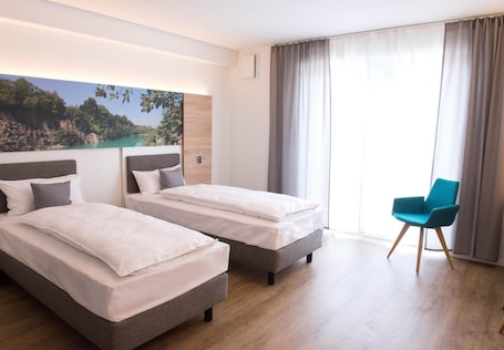 1 bedroom, desk, soundproofing, rollaway beds