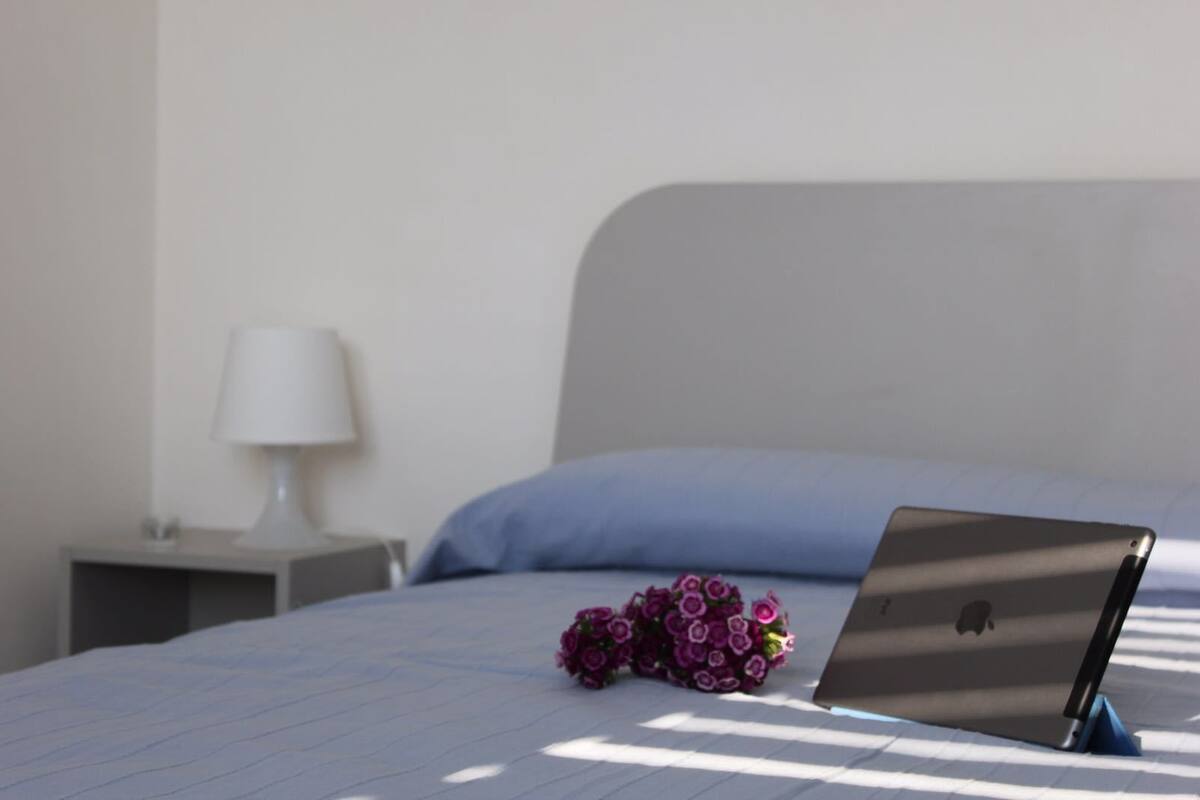 Apartamento conforto, varanda, vista para o jardim | Ferros/tábuas de passar roupa, berços grátis, Wi-Fi de cortesia