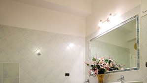Un baño con inodoro, bidé y lavamanos.