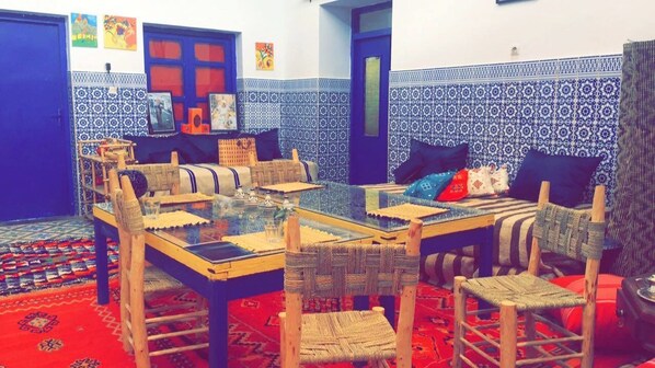 Breakfast, lunch, dinner served; local and international cuisine