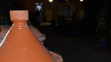 Una maceta de terracota en un espacio interior tenuemente iluminado.
