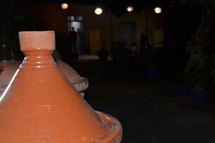 Una maceta de terracota en un espacio interior tenuemente iluminado.