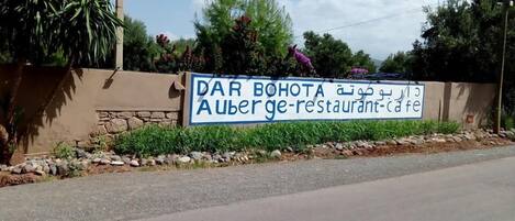 Señal para Dar Bohota, posada-restaurante-café.