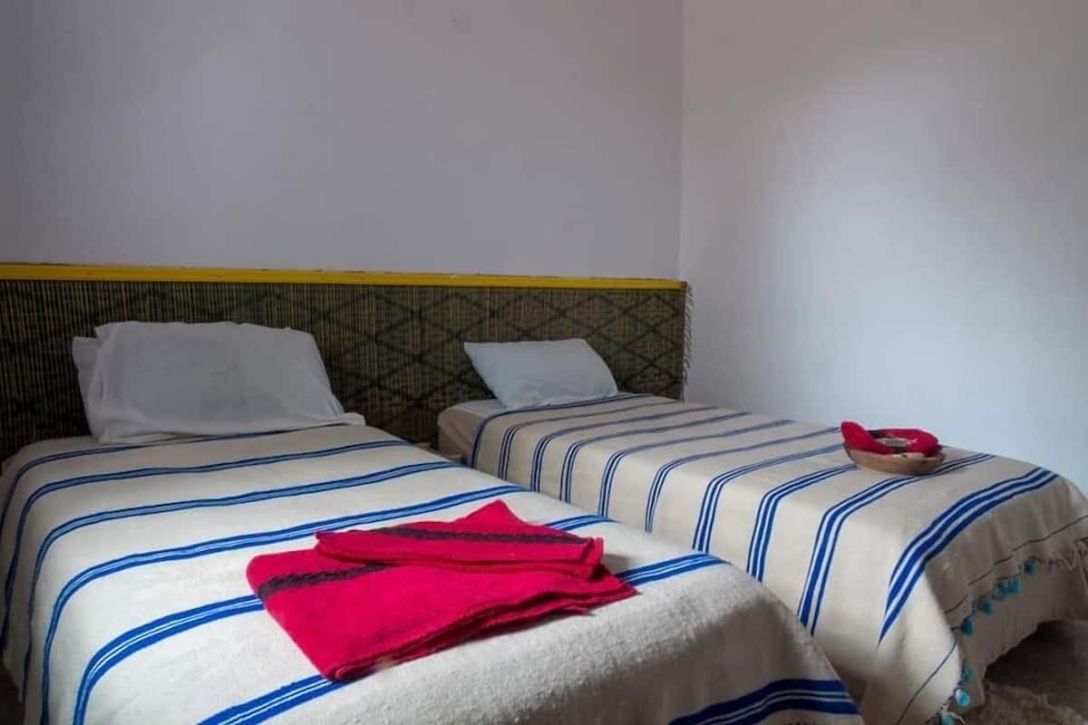 Habitación, baño compartido | Caja fuerte, cortinas opacas, tabla de planchar con plancha