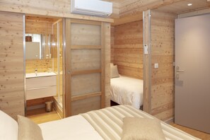 Comfort driepersoonskamer (Mélèze) | Geluiddichte muren, een strijkplank/strijkijzer, gratis wifi, beddengoed