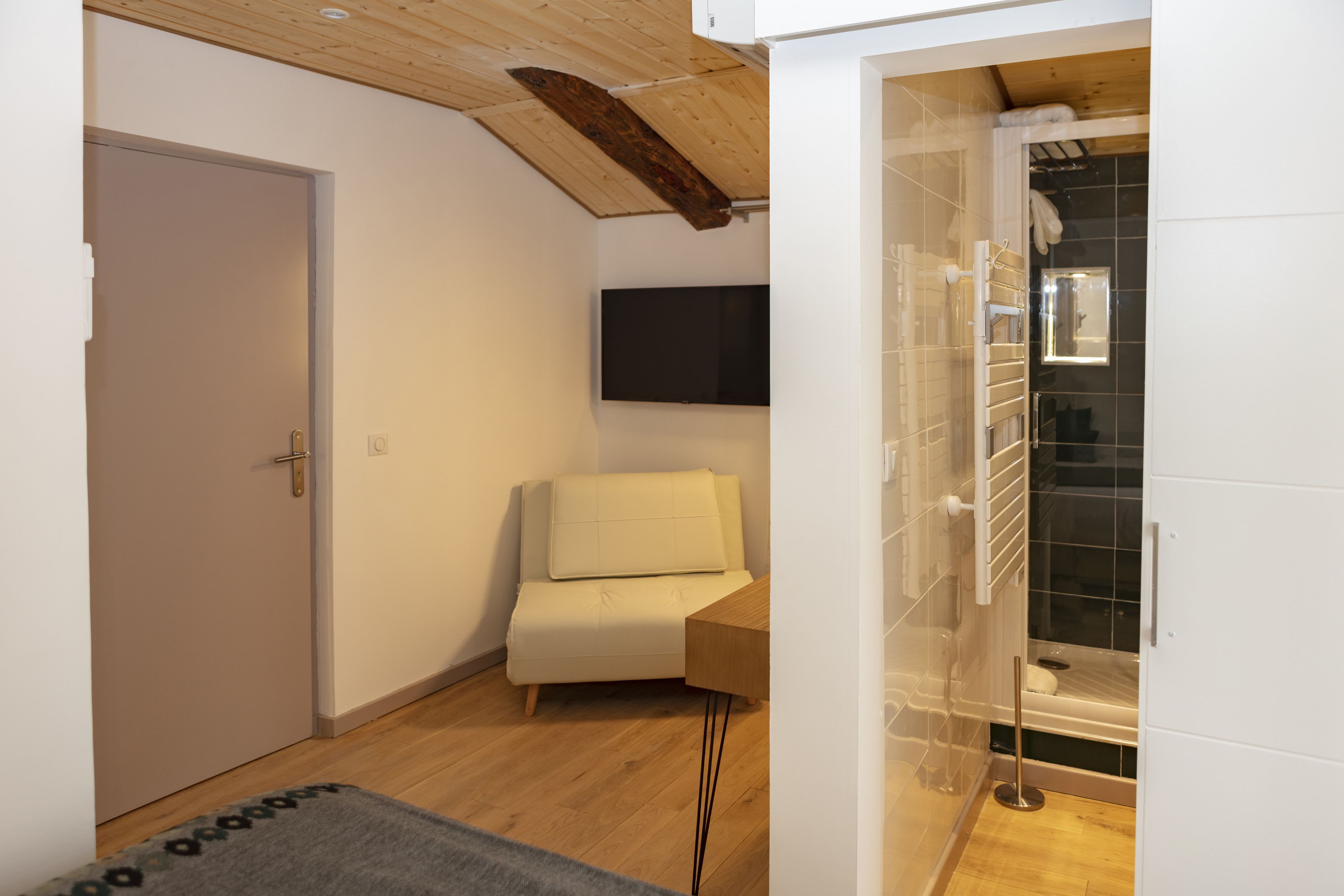 double room (les buis) | 1 bedroom, soundproofing, iron/ironing board, free wifi