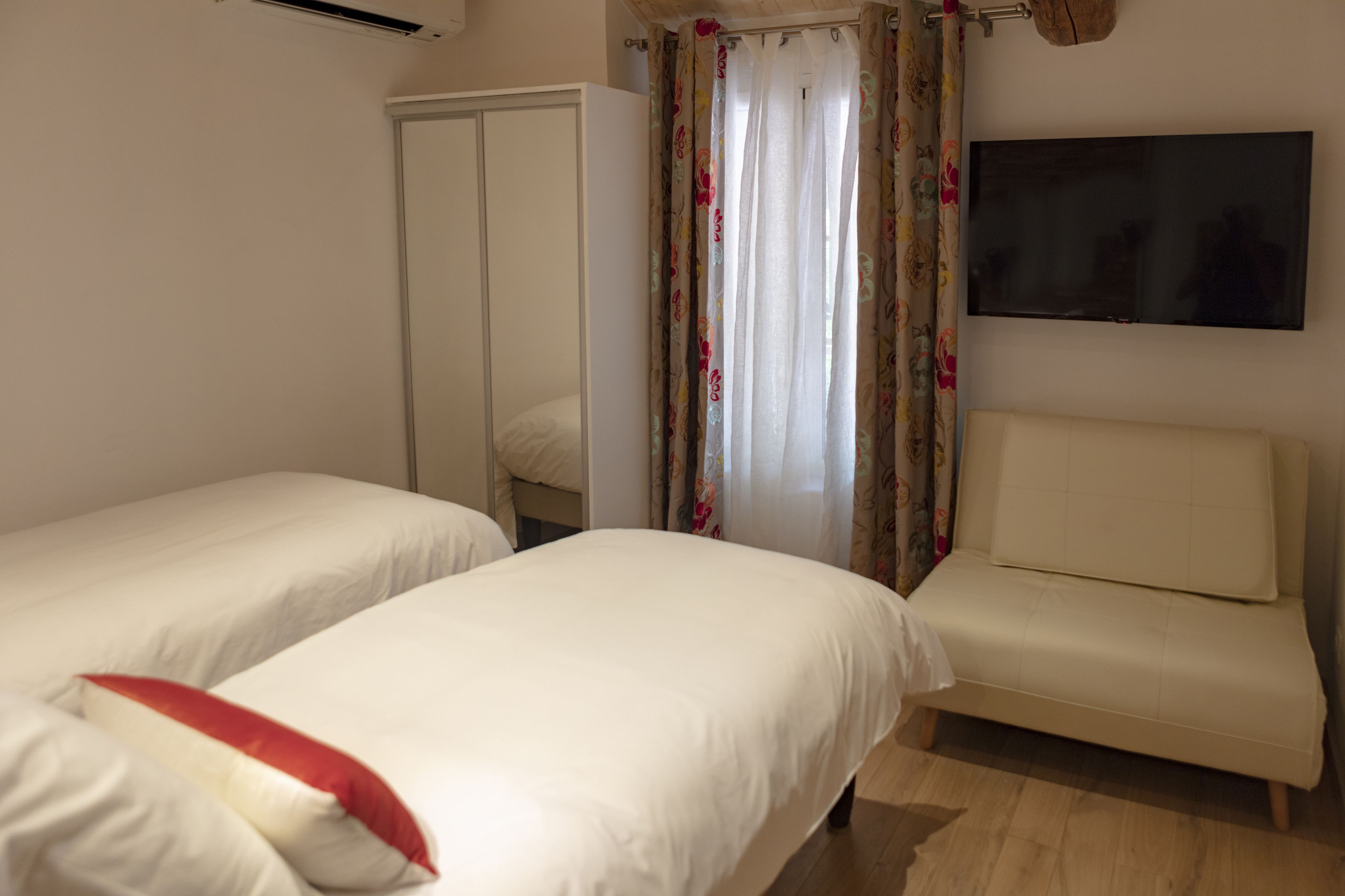 double room (lys de pomponne) | 1 bedroom, soundproofing, iron/ironing board, free wifi