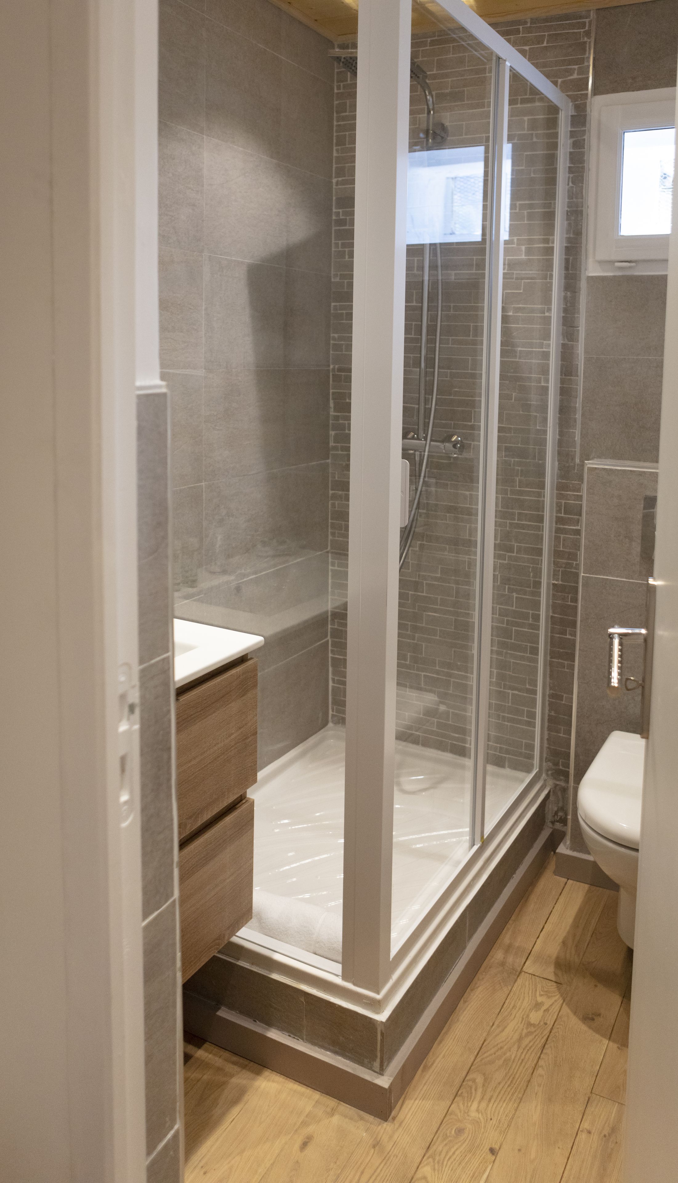 double room (lys de pomponne) | bathroom shower