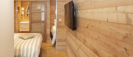 Habitación triple Confort (Mélèze) | Insonorización, tabla de planchar con plancha y wifi gratis 