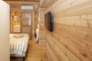 Habitación triple Confort (Mélèze) | Sistema de insonorización, tabla de planchar con plancha, wifi gratis