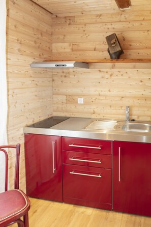 Comfort Triple Room (Mélèze) | Private kitchen - Relais Des Alpes (Guillaumes)