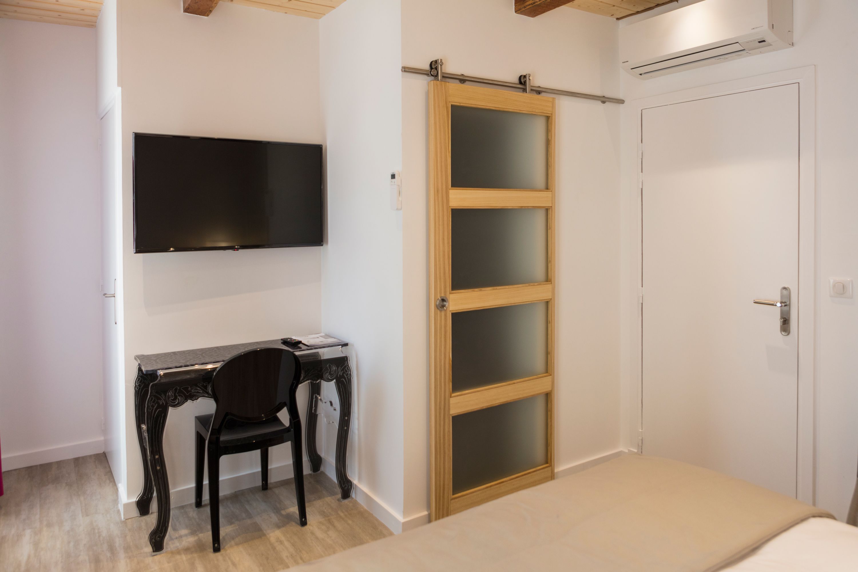 double room (les coquelicots) | 1 bedroom, soundproofing, iron/ironing board, free wifi