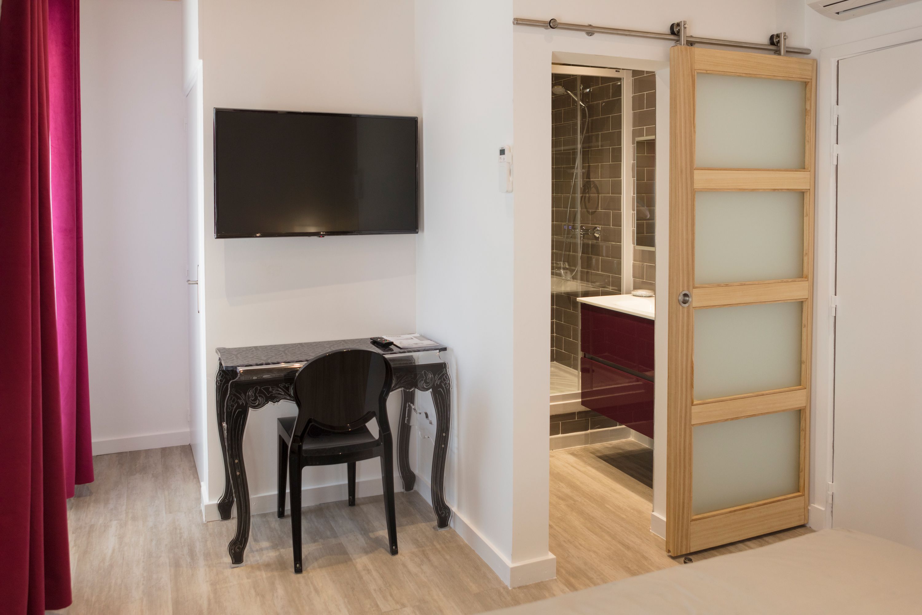 double room (les coquelicots) | television