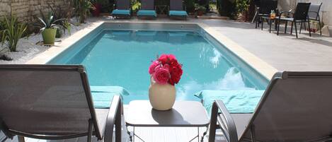 Piscine extérieure (ouverte en saison), chaises longues