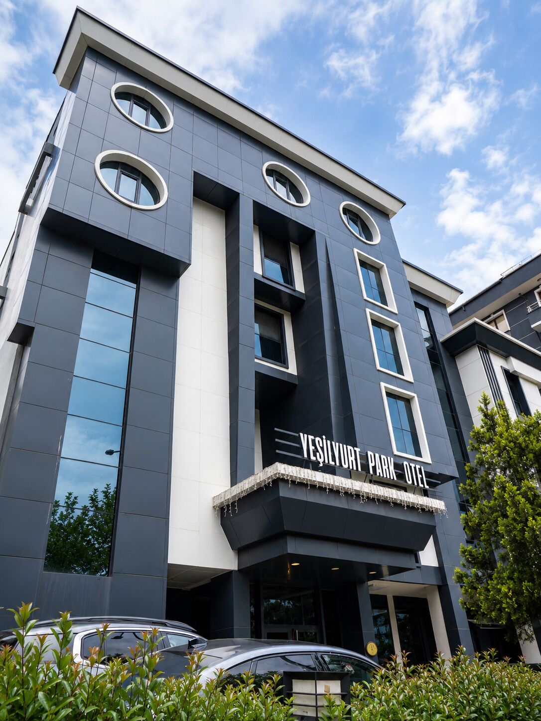 A modern building with a sign reading 'Vesilyurt Park Hotel'.