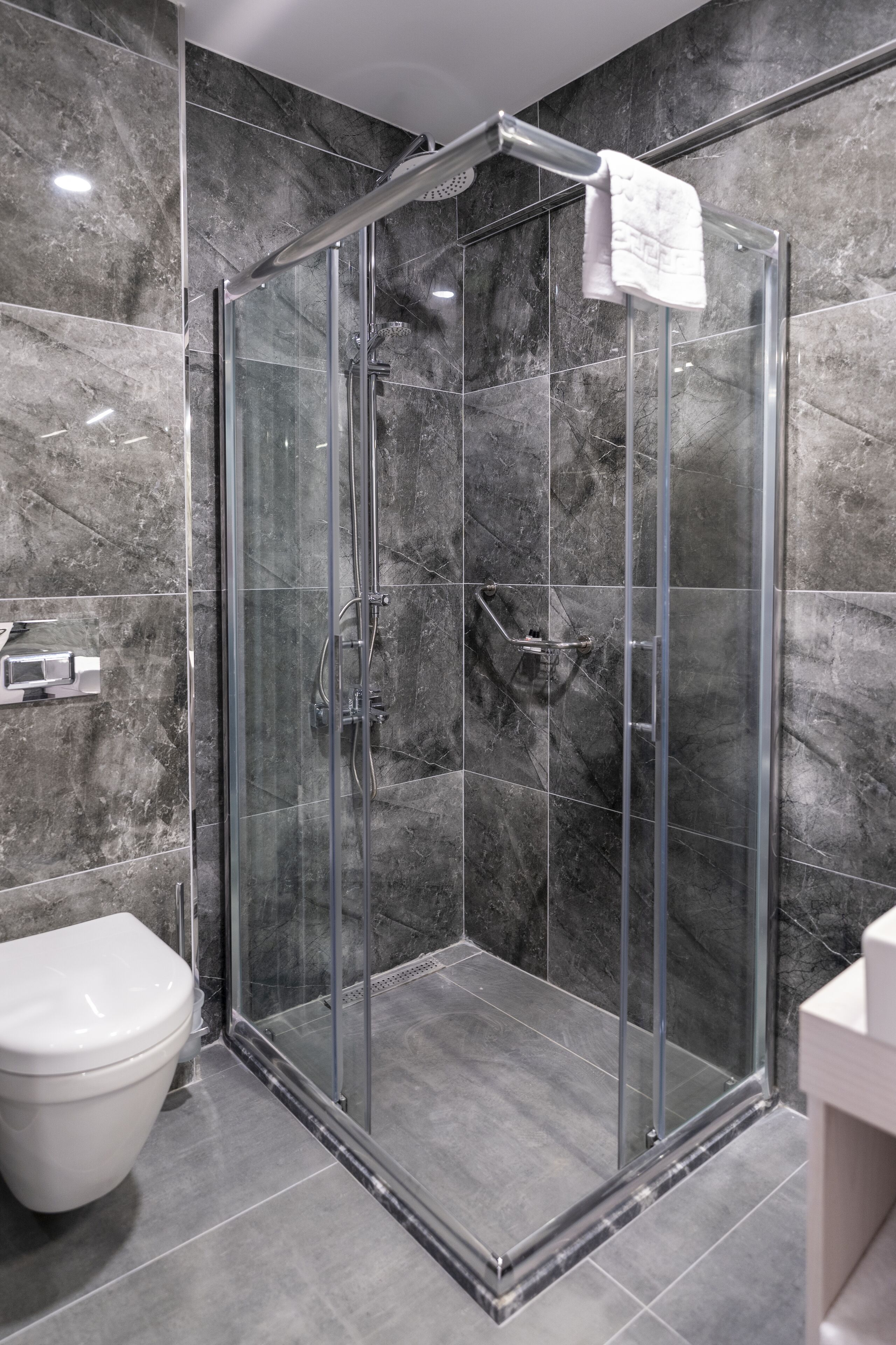 Een douche, een regendouche, milieuvriendelijke toiletartikelen
