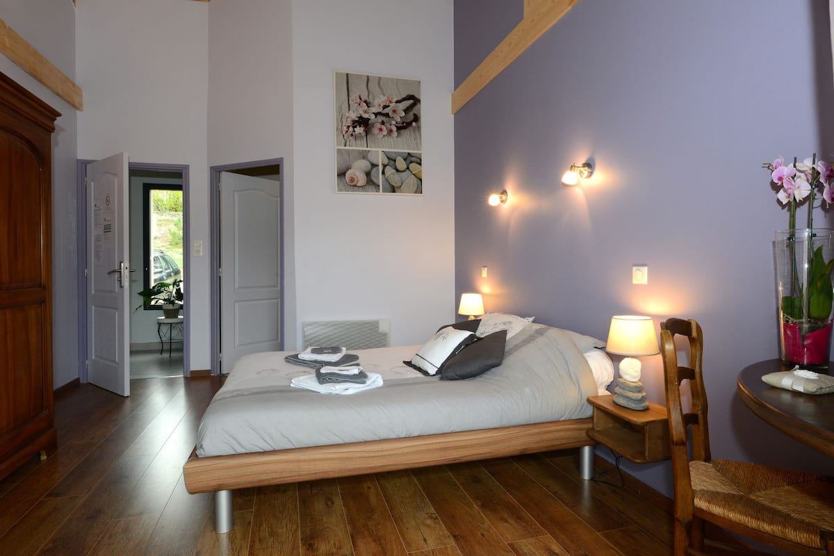 Habitación doble (Margeride) | Decoración personalizada, muebles diferentes y escritorio