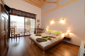 Dobbeltrom (Causses) | Individuelt dekorert, individuelt innredet, skrivebord og lydisolert