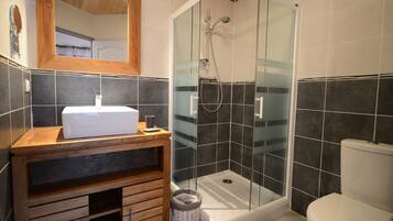 Double Room (Aubrac) | Bathroom | Shower, free toiletries, hair dryer, towels