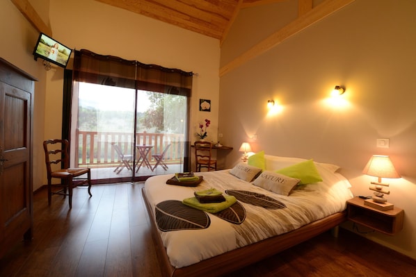 Dobbeltrom (Causses) | Individuelt dekorert, individuelt innredet, skrivebord og lydisolert