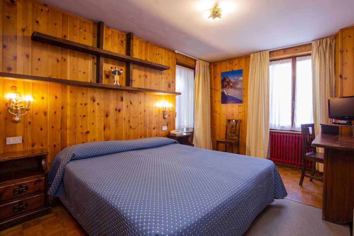 Standard-Doppel- oder -Zweibettzimmer, Bergblick | 1 Schlafzimmer, Schreibtisch, Verdunkelungsvorhänge, Bettwäsche