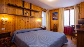 Standard-Doppel- oder -Zweibettzimmer, Bergblick | 1 Schlafzimmer, Schreibtisch, Verdunkelungsvorhänge, Bettwäsche