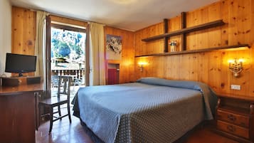 Chambre Standard Double ou avec lits jumeaux, vue montagne | 1 chambre, bureau, rideaux occultants, draps fournis