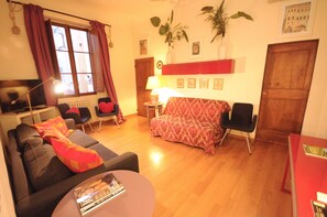 Apartment, 2 Schlafzimmer | Wohnbereich | Fernseher