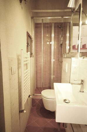 Apartment, 2 Schlafzimmer | Badezimmer | Dusche, Bidet, Handtücher