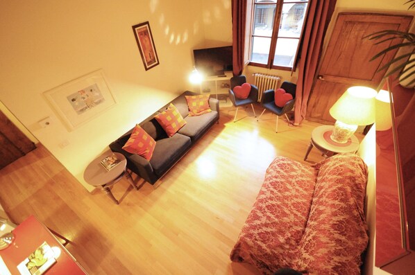 Apartment, 2 Schlafzimmer | Wohnbereich | Fernseher