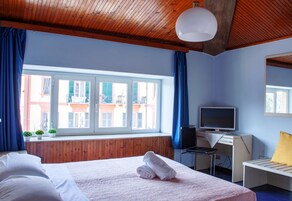 Kahden hengen classic-huone (yksi tai kaksi sänkyä), kaupunkinäköala | Minibaari, työpöytä, ilmainen Wi-Fi, vuodevaatteet