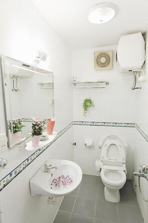 Standard Double Room | Bathroom | Free toiletries, hair dryer, slippers, towels