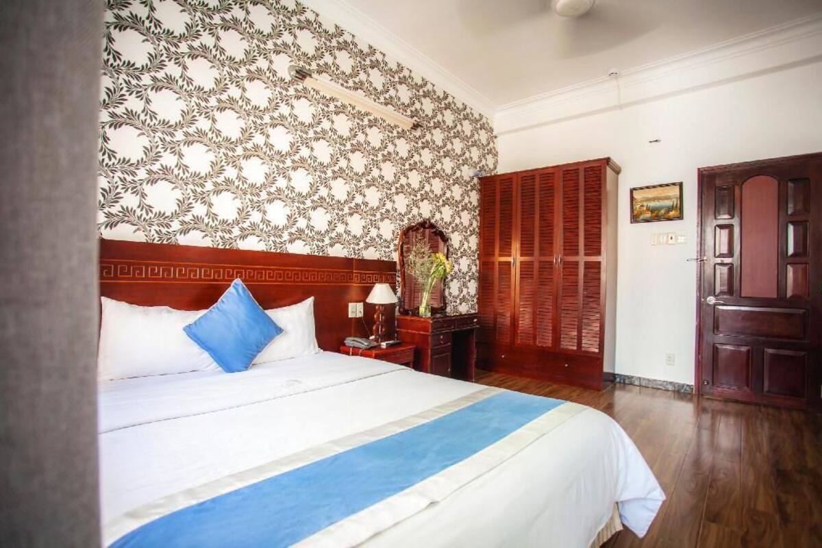 Deluxe Double Room | Bar mini, peti besi dalam bilik, meja, kalis bunyi