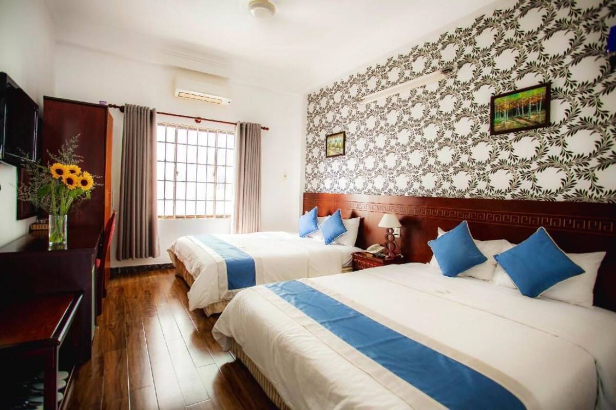 Deluxe Quadruple Room | Bar mini, peti besi dalam bilik, meja, kalis bunyi