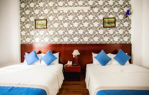 Quarto quádruplo luxo | Frigobar, cofres nos quartos, escrivaninha, quartos à prova de som
