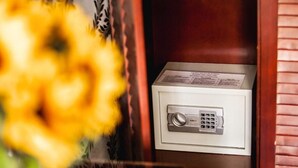 デラックス 4 人部屋 | ミニバー、セーフティボックス (室内)、デスク、防音設備